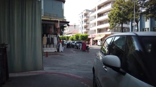 September 2020 Alanya Turkey Promenader Längs Gatan Längs Parkerade Bilar — Stockvideo