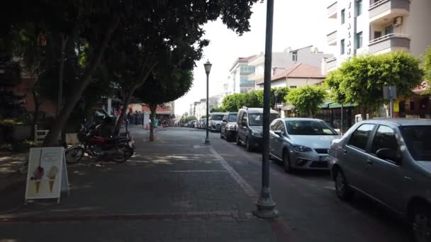 September 2020 Alanya Turkey Wandelen Langs Straat Langs Geparkeerde Auto — Stockvideo