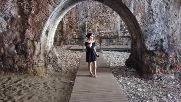 Una Niña Camina Antiguo Castillo Fortaleza Alanya Turquía — Vídeos de Stock