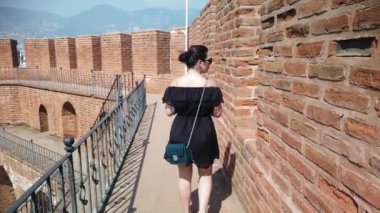 Türkiye 'nin Alanya kentindeki antik bir kale ve kalede bir kız yürüyor