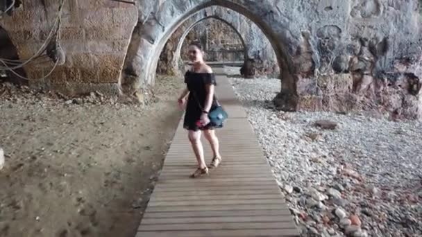 Dziewczyna Spaceruje Starożytnym Zamku Twierdzy Alanyi Turcja — Wideo stockowe