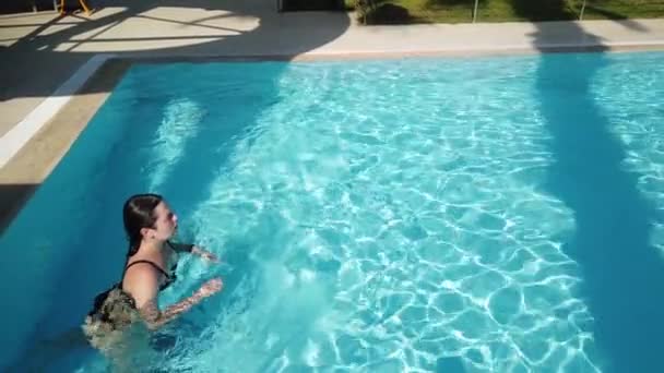 Молода Дівчина Купальнику Басейні Блакитною Водою Дівчина Плаває Розслабляється Біля — стокове відео