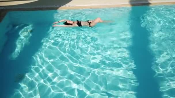 Fiatal Lány Fürdőruhában Kék Medencében Lány Úszás Pihenés Medence Üdülőhely — Stock videók