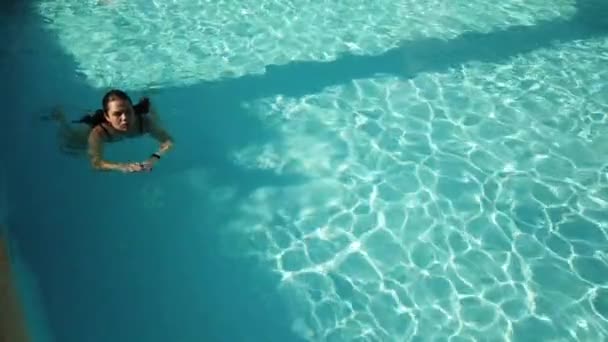 Fiatal Lány Fürdőruhában Kék Medencében Lány Úszás Pihenés Medence Üdülőhely — Stock videók