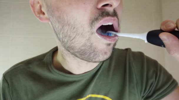 Een Man Met Een Baard Poetst Zijn Tanden Spiegel Met — Stockvideo