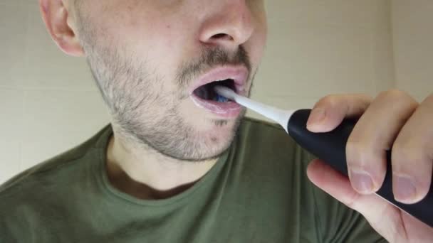 髭を生やした男が口を開けて鏡に歯を磨く 歯ブラシの上の歯磨き粉 — ストック動画