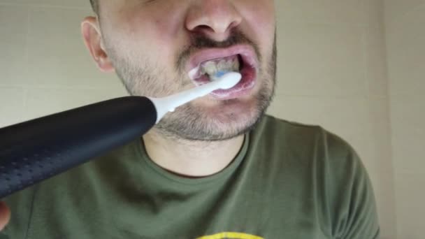 Een Man Met Een Baard Poetst Zijn Tanden Spiegel Met — Stockvideo