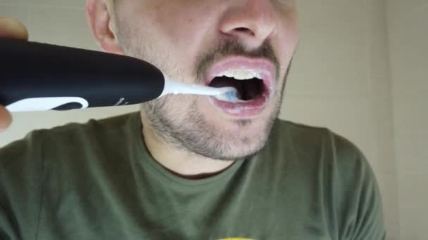 Homem Barbudo Escova Dentes Espelho Com Boca Aberta Pasta Dentes — Vídeo de Stock