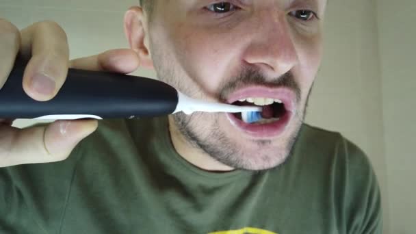 Barbudo Cepilla Los Dientes Espejo Con Boca Abierta Pasta Dientes — Vídeo de stock