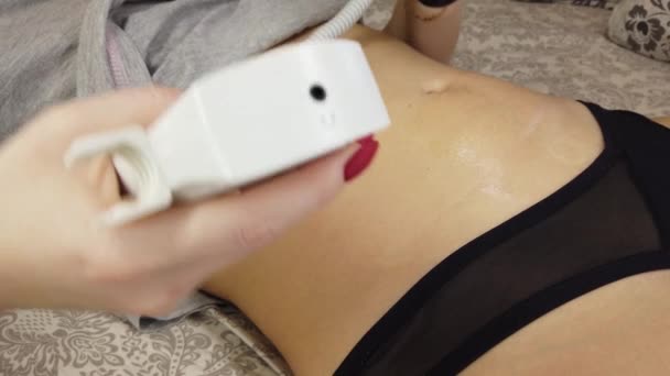 Närbild gravid kvinna lyssnar på foster hjärta ljud genom ficka foster doppler på en säng — Stockvideo