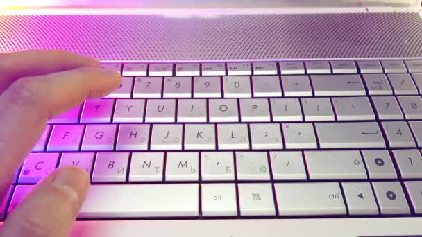 Tampilan orang pertama, teks tipe tangan pada papan ketik laptop — Stok Video