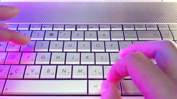 Ego-Ansicht, Hand tippt Text auf Laptop-Tastatur — Stockvideo