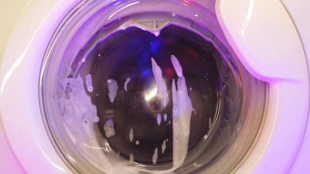 白色洗衣机洗脏色彩斑斓的衣服 在家用洗衣机里洗衣服 旋转滚筒洗衣机的闭合视频 — 图库视频影像