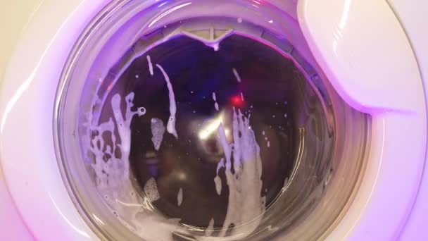 Mașina Spălat Albă Spală Hainele Murdare Colorate Îmbrăcăminte Spălat Mașină — Videoclip de stoc