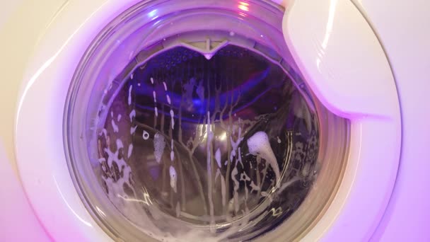 Beyaz Çamaşır Makinesi Kirli Renkli Giysileri Yıkar Çamaşır Makinesinde Çamaşır — Stok video