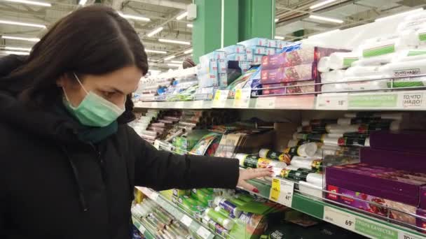 Prosinec 2020 Moskva Rusko Žena Stojí Polic Zbožím Snaží Vybrat — Stock video