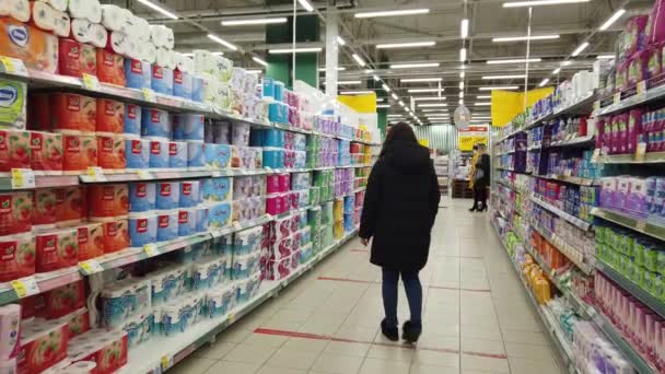 Grudzień 2020 Moscow Russia Kobieta Stoi Przy Półkach Towarami Próbującymi — Wideo stockowe
