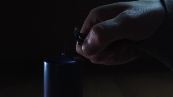 新年的蜡烛在漆黑的房间里燃着 — 图库视频影像