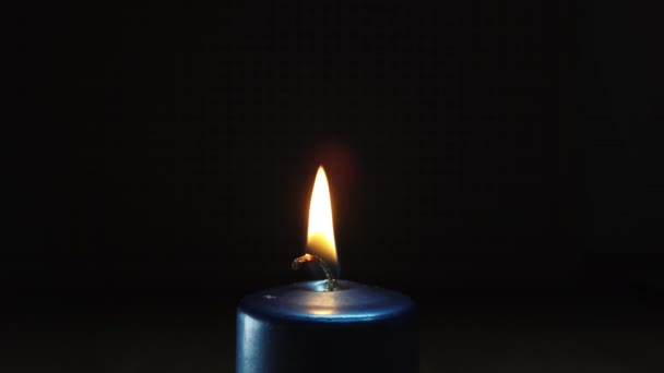 新年的蜡烛在漆黑的房间里燃着 — 图库视频影像