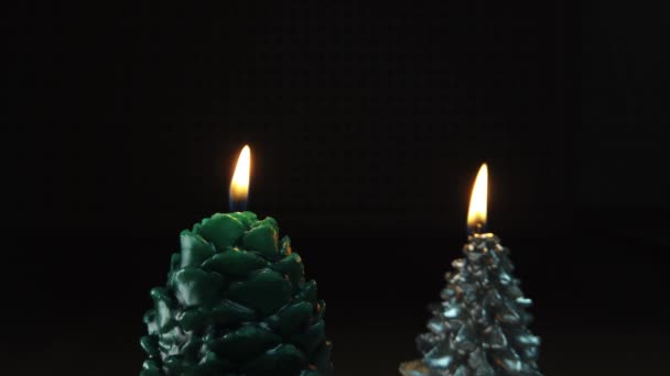 Новогодние Свечи Горят Комнате Полной Темноте — стоковое видео