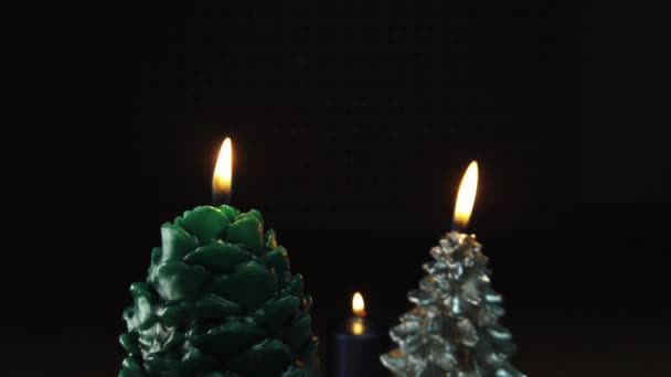 Κεριά Της Πρωτοχρονιάς Καίνε Ένα Δωμάτιο Στο Απόλυτο Σκοτάδι — Αρχείο Βίντεο