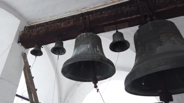 Campanas de la iglesia en el campanario de la iglesia, campanas del viejo templo. Campanarios de la Iglesia Ortodoxa. — Vídeos de Stock