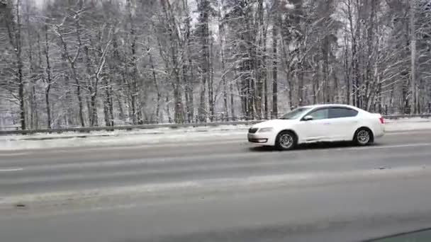 Janeiro 2021 Moscow Rússia Carros Dirigindo Uma Estrada Coberta Neve — Vídeo de Stock