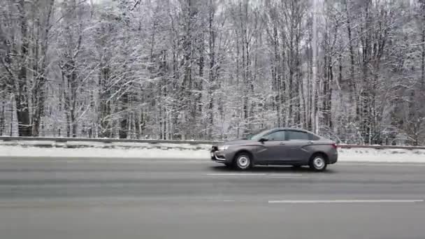 Styczeń 2021 Moscow Russia Samochody Jadące Pokrytej Śniegiem Drodze Kręcenie — Wideo stockowe