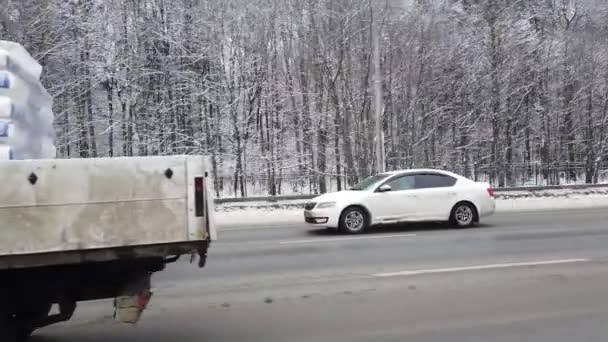 Ιανουαριου 2021 Μόσχα Ρωσία Αυτοκίνητα Που Οδηγούν Χιονισμένο Δρόμο Πυροβολισμός — Αρχείο Βίντεο