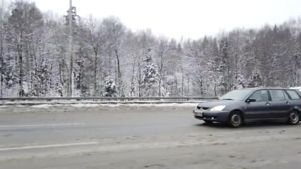 Ιανουαριου 2021 Μόσχα Ρωσία Αυτοκίνητα Που Οδηγούν Χιονισμένο Δρόμο Πυροβολισμός — Αρχείο Βίντεο