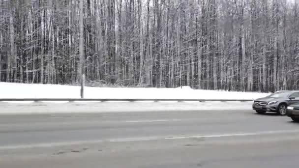 Enero 2021 Moscú Rusia Coches Conduciendo Por Una Carretera Cubierta — Vídeo de stock