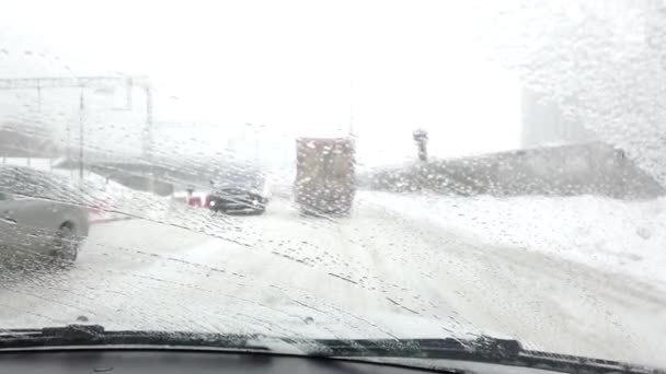 2021年1月10日 モスクワ ロシア 雪に覆われた道路を走行する車 動作中の撮影 — ストック動画