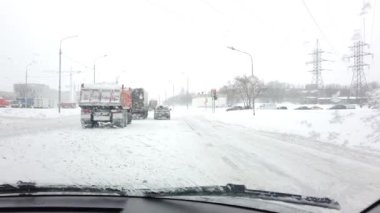 10 HAZİRAN 2021, MOSCOW, RUSSIA: kar kaplı bir yolda sürüş araçları. Hareket halinde çekim.