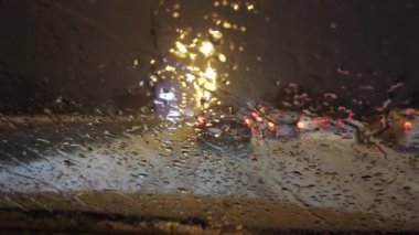 10 HAZİRAN 2021, MOSCOW, RUSSIA: kar kaplı bir yolda sürüş araçları. Hareket halinde çekim.