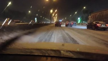 10 HAZİRAN 2021, MOSCOW, RUSSIA: kar kaplı bir yolda sürüş araçları. Hareket halinde çekim.