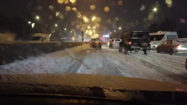 10 HAZİRAN 2021, MOSCOW, RUSSIA: kar kaplı bir yolda sürüş araçları. Hareket halinde çekim.