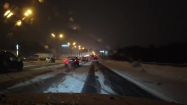 10 HAZİRAN 2021, MOSCOW, RUSSIA: kar kaplı bir yolda sürüş araçları. Hareket halinde çekim.