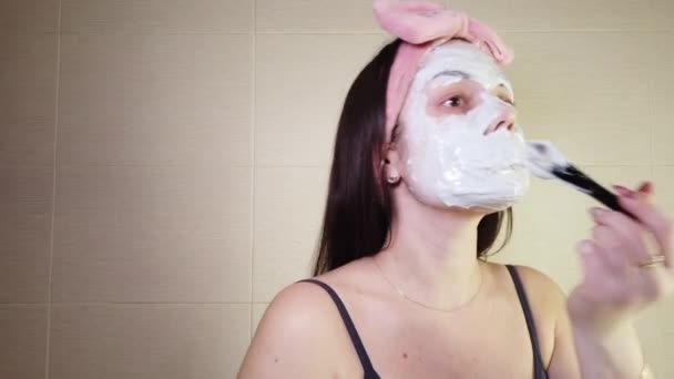 Giovane Bruna Con Cerchietto Rosa Che Applica Una Maschera Alginato — Video Stock