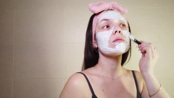 Jonge Brunette Met Een Roze Hoofdband Aanbrengen Alginaat Masker Het — Stockvideo