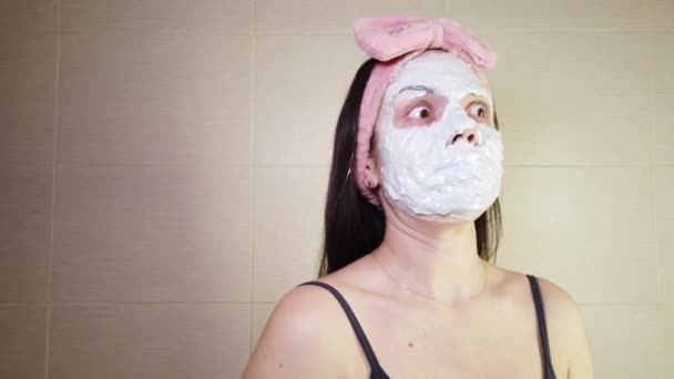 Jeune Brune Avec Bandeau Rose Appliquant Masque Alginate Sur Visage — Video