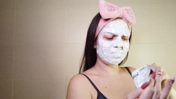 Jonge Brunette Met Een Roze Hoofdband Aanbrengen Alginaat Masker Het — Stockvideo