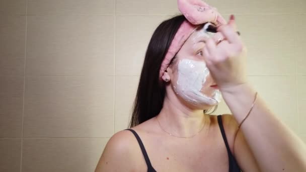 Mladá Brunetka Růžovou Čelenkou Nanáší Alginátovou Masku Obličej Pomocí Kosmetického — Stock video