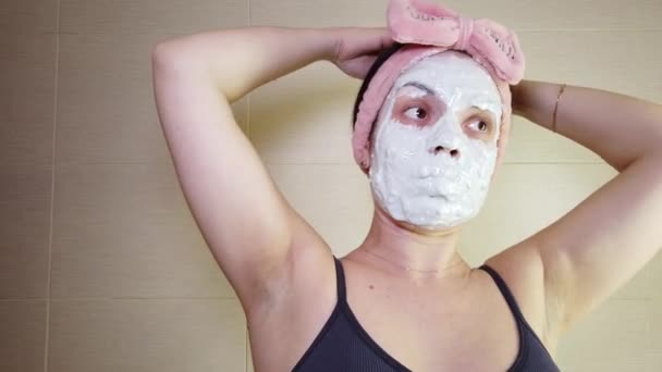用粉红发带在脸上用海藻酸钠面罩用化妆品刷的年轻深色头发 家居皮肤护理程序 — 图库视频影像