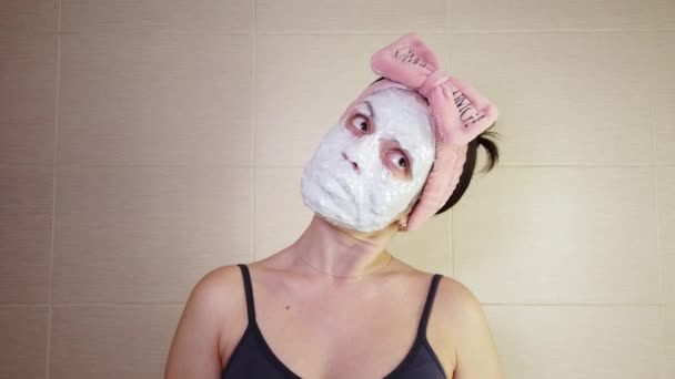 Joven Morena Con Diadema Rosa Aplicando Máscara Alginato Cara Usando — Vídeos de Stock