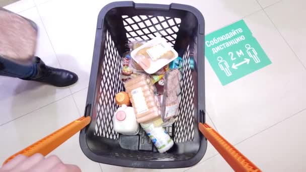 Supermarkety Kupujący Umieścić Artykuły Spożywcze Wózku — Wideo stockowe