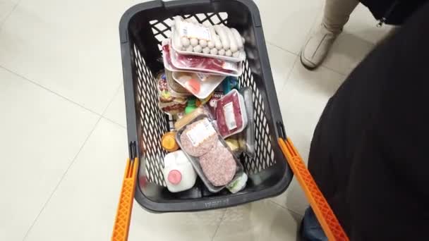 Supermercado Compradores Colocar Mantimentos Carrinho — Vídeo de Stock