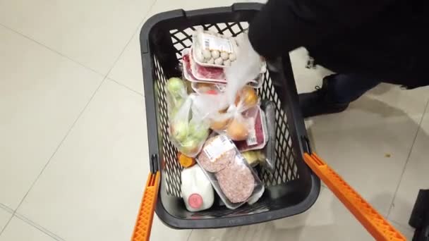 Supermarktshoppers Zetten Boodschappen Een Trolley — Stockvideo