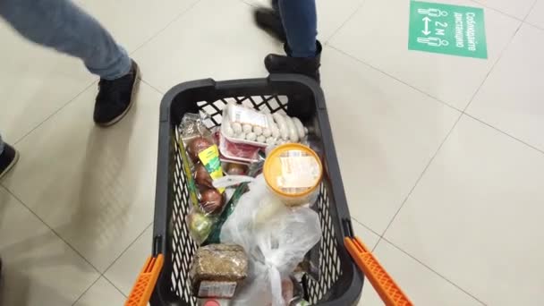 超级市场的购物者把食品放在推车上 — 图库视频影像