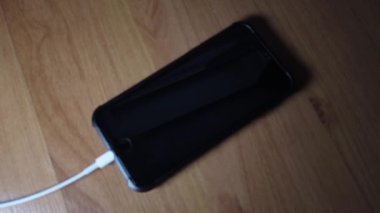 Günaydın, karanlık odadaki telefonun çalar saati.