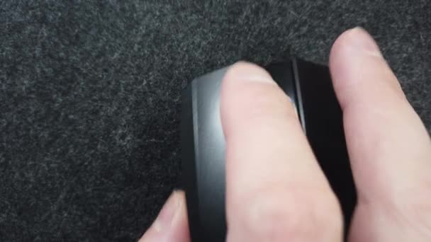 Zbliżenie Męskiej Myszy Klikającej Czarna Mysz Komputerowa Biurku Praca Komputerem — Wideo stockowe